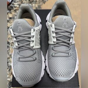 On Cloud women’s 5 CloudSwift shoes- new in box